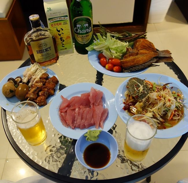 18：51　今日は部屋飲みです．．．ビール、焼酎、タイ.ブランデー<br />生カツオ◎　市場で買ってきた、つまみ、揚げ魚、キャベツ、等々。