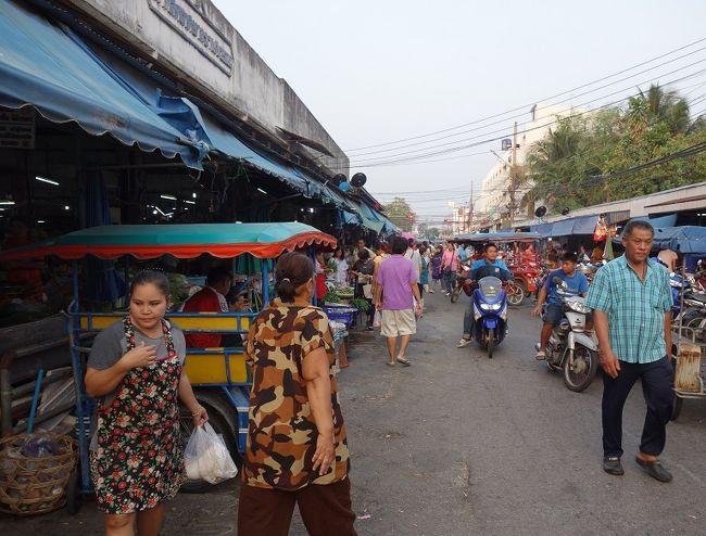 7：03<br />今日もホテルから約400ｍの市場に来ました。