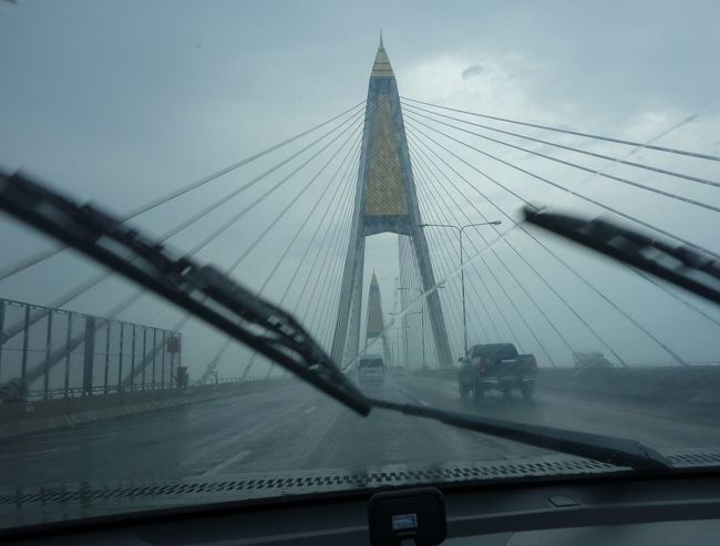 13：17<br />カンチャナピセーク橋を通過（強風もおさまる）