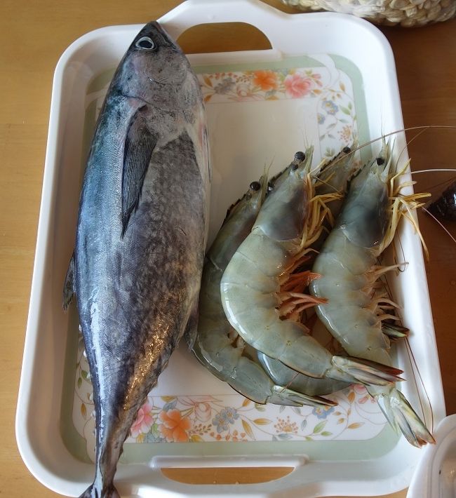 プラチュワップキーリーカンの市場で買った　カツオとエビ<br />カツオ　80B　エビ　170B