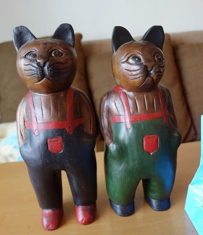 プラチュワップキーリーカンの国境のダンシン.コーンで買った猫の置物<br />２体で500B　≒　1750円．．．よく見ると作りは雑ですが何か不思議な雰囲気があります。