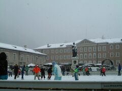 翌朝のモーツァルト広場。中央はモーツァルトの銅像。アイススケート場（天然凍結）になっている