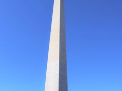 ワシントン記念塔（Washington Monument）
1848年から1884年（明治17年）にかけて建設された高さ169メートルの塔で2019年にリニューアルされました。
エレベーターで最上階まで上がれ眺望が望めます。
