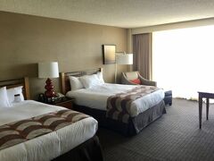 とりあえずホテルにチェックイン。

この日のホテルはDoubletree Hotels Seatle Airport
翌日の朝便でLAに飛ぶために空港近くのホテルに宿泊です。