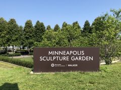 近所のLoring Parkから幹線道路を渡ると Minneapolis Sculpture Garden が・・・