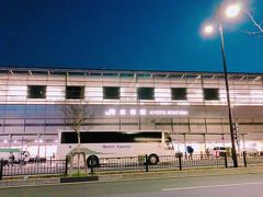 高速バスを始めとする大型バスやタクシーは見かけましたが、京都駅前の道も静かな状態。
