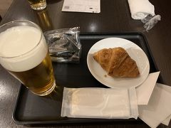 始発で羽田空港に移動して、JALプレミアラウンジへ
ビールプハァ♪して軽くお食事
こちらで今回ご一緒いただくCZさんと合流です