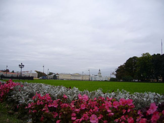 ネヴァ河畔にある、デカブリスト広場（旧元老院広場）に来ました。<br />ここは1825年12月に貴族たちが皇帝制度と農奴制の廃止を目的とし、<br />武装蜂起した、「デカブリストの乱」が起こった場所です。<br />