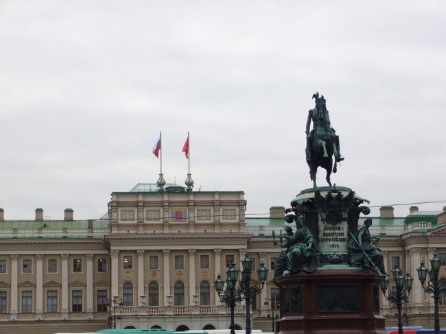 マリインスキー宮殿。かつては迎賓館として使用されたこともあります。<br />現在は1991年からサンクトペテルブルク市議会が置かれています。<br />