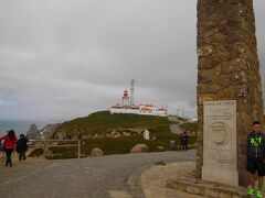 シントラからバスに乗り、Cabo da Roca、つまりロカ岬です。ユーラシア大陸最西端です。ここにはポルトガルの詩人カモンエスの詩、「ここに陸終わり、海始まる」があります。大西洋がすぐ下ですが、柵がありません。
