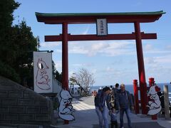 外国人に人気で有目になったという元乃隅神社へ。