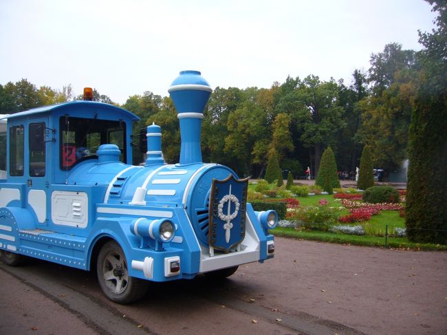 広い庭園にはお馴染みの「機関車」が登場。