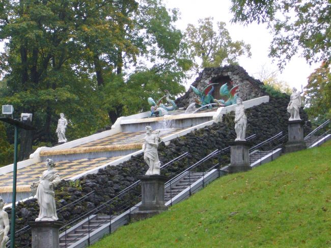 チェス山。チェス盤のような黒白の盤の上を水が滑り落ちています。<br />左右にはイタリアから持ってきた（？）彫刻が置かれています。