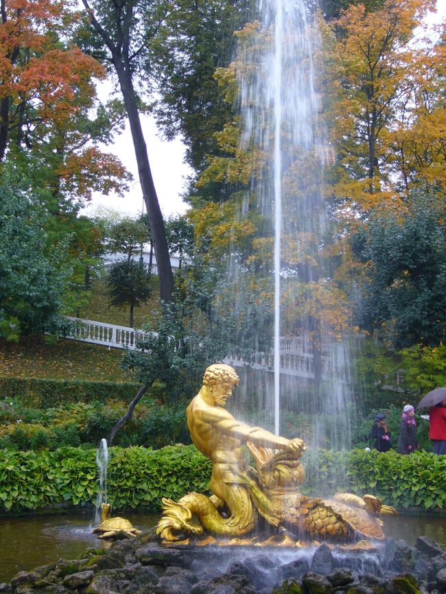 海の怪物の口を引き裂くトリトンの像。<br />亀の口からも噴水が・・・<br /><br />