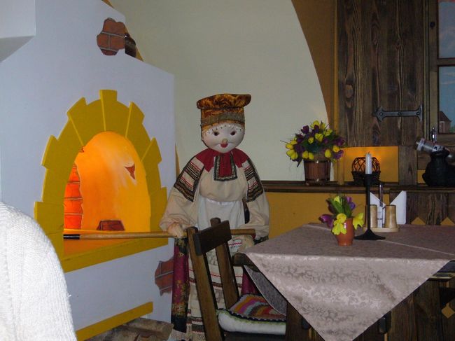 こちらは、暖炉の前のお嬢様。「さようなら、またね」<br />