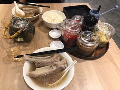 シンガポール滞在4日目 最終日、この日の朝食はバクテー
ヤファ・バクテー（Ya Hua Bak Kut Teh）

ラッフルズシティのショッピングセンター内にあるこちらのお店。
バクテーの人気店だけど、こちらのお店は比較的すいています。
前回母とお店の前を通ったとき、お店のおばちゃんに声をかけらたんですが、
「バクテー食べたいけどお腹いっぱいなのよ～」
というと
「大丈夫、ひとつを2人で食べればいいじゃない」
とお店に招いてくれたんです。
その時は1人前を２つのボールにサーブしてくれ、何度も「おいしい？」「スープの継ぎ足しは大丈夫か？」と声をかけてくれて・・・

ということで、今回もバクテーを食べにやってきました。
前回のおばちゃんはいませんでしたが、ご飯をいただき、スープのお替りいっぱいしておいしく頂きました。

シンガポールに行くとバクテーの素？（スパイスがティーバッグに入っているもの）を購入して自宅で作るのですが、やっぱり本物のほうが断然美味しい！
