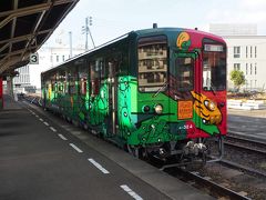 予土線は前に乗車したのが2018年2月。かれこれ2年も前になるけれども、逆に言えばあれからまだ2年しか経っていない。今日も特急乗り放題だからプランなんてどうにでもなるし、また落ち着いたときに乗ることにしよう、そうしよう。列車から降りてお見送りすることにしました。最後に乗る人、満員で乗り切れなくて駅員さんが車内の人に奥に詰めるように誘導していたよ。まあ、通勤の満員電車に比べれば、これでも全然空いてるんだけど。