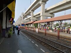 最寄り駅のドンムアン駅には数十人の乗客がいました。