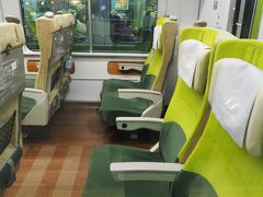 このタイプの座席、どこかの車両と似ていますよね。どこだっけ……北海道？　そもそも特急列車にあまり乗らないので、最近乗車した特急電車を考えると北海道（それでも9ヶ月前）かなあ。最近の東日本の特急列車とかはどうなってるんでしょうね、内装。