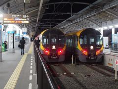 高松駅ホームに8600系が並びました。どちらも多度津までのいしづち区間運転に充当。