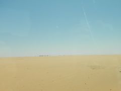 再びバスで砂漠の中を３時間かけてアスワンへ戻ります。
途中蜃気楼というか逃げ水が見えます。