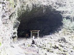 すると、このような洞窟のようなところに鳥居が立っています。
天岩戸神社から10分くらい（？）で天安河原に到着です。