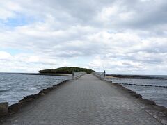 次に向かったのは、青島。
橋を渡って、青島へ向かいます。

残念ながら曇って来ました。しかも風が強かったです。