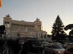 途中、ヴェネツィア広場で途中下車。ヴィットリオ・エマヌエーレ２世記念堂を見ていこっかな。時刻は４時２０分、西日があたって綺麗～！