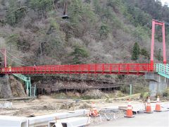 「あゆのつり橋」という赤いつり橋がかけられ、久慈川の対岸に渡ることが出来る。『東北の耶馬渓』への玄関口であるとして、2002年（平成14年）東北の駅百選に選定された風光明媚な場所でした。
