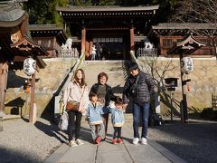 屋台会館隣の神社で家内安全の礼拝を済ませまた来た道をたどります。
日本三大美祭りともいわれる高山祭の山車が櫻山神社の参道に集まる。