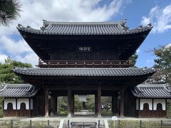 京都で一番古い禅寺・建仁寺の三門（望闕楼）。「御所を望む楼閣」ということで「望闕楼」と名付けられた。