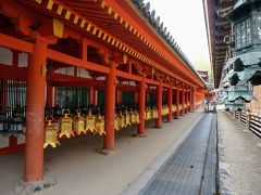 春日大社にやってきました。

全国に約１０００社ある春日大社の総本社。
こちらも世界遺産で、平城京の守護と国民の繁栄を祈願して創建されたそうです。
鮮やかな朱塗りの社殿が印象的です。

人が多かったので、早めに切り上げました