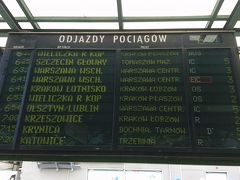 クラクフ本駅からは６時５３分発の電車でWieliczka Rynek Kopalnia駅まで。

切符は乗車後、女性の車掌が回ってきて、そこで行き先を告げて購入（3.5ズウォティ＝約100円）。

時刻表は以下のポーランド鉄道（PKP）のHPで調べることができます。

【ポーランド鉄道（PKP）時刻表】
https://rozklad-pkp.pl/en