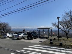 バス停から15分ほど坂道を上ると

呉羽山公園の展望台に到着

車で来ている人ばかり