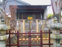 御釜神社には四口の神竈があります。それらを納めた建物です。