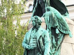 プレシェーレン広場の一角に建つスロベニアの国民的詩人フランツ・プレシェーレンの像。後ろは文芸の女神ミューズ