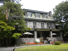 11：00　東照宮の東隣に在る不動苑に建つ「明治の館」でランチです。
蓄音機を日本に初めて紹介したアメリカの貿易商 Ｆ.W. ホーンの別荘として建てられた石造りの洋館レストランです。