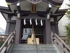徒歩１分で若宮八幡神社、勿論参拝していきます。
改修工事中でした、小さな神社ですが歴史は古く神楽坂の地名の由来となった神社。
夏の神楽坂祭りには、ここの幟が大量に掲げられます。