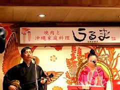お待ちかねのライブが始まりました！
「島人ぬたから」を始め、賑やかな沖縄民謡を歌ってくれます。