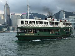香港のシンボルの一つでもあるスターフェリー。
尖沙咀から対岸の中環までの短い船旅。

二階と一階でわずかながら値段が異なります。およそＨＫ＄2.00、５０円もしないでしょうか。激安船旅。
波によって多少の揺れがありますが１０分もすれば到着。