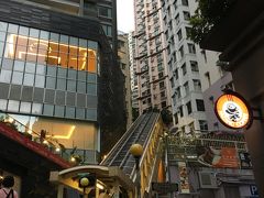 中環を超え、植民地であったイギリスの街並みの雰囲気を残すＳＯＨＯを抜け、香港高級住宅街へと繋がるヒルサイドエスカレーター。
香港の街並みの後ろにある山の中腹まで何台ものエスカレーターを乗り継いで上がっていきます。長さは世界最長だとか。。

映画のワンシーンでも出てきそうな感じがします。ただ、地元住民は生活の足として利用していますので、朝は、下りのみ、夕方は上りのみの運行です。

途中にパブや欧米料理をいただくことのできるおしゃれなお店が多くあります。欧米の観光客が多くくつろぐ様子が垣間見れます。
