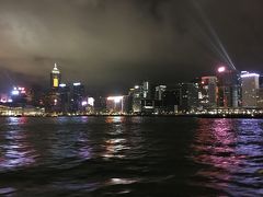 スターフェリーから香港の夜景を鑑賞。
シンフォニーオブライツと呼ばれる光のショーは、20：00より毎日開催されます。個人的には、九龍側より香港島を眺めるほうがその逆よりきれいに鑑賞できると思います。
