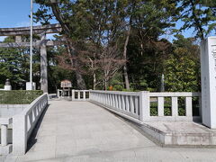 歩くこと数分、寒川大橋を渡るとすぐ、寒川神社鳥居前へ到着！