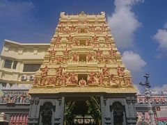 10:30
途中通りがかったヒンドゥー教寺院。
ガネーシャ神を祀っているそうです。
ゴープラム(塔門)がリトル・インディアのスリ・ヴィラマカリアマン寺院とは全然違った色合いで、あっちはすごくカラフルで驚きましたがこっちはすごく黄色でこれまた驚きました！
どこのゴープラムも同じ感じかと思っていましたがいろいろ特色があるんですね( ´∀｀)

▼スリ・センパガ・ヴィナヤガー寺院(Sri Senpaga Vinayagar Temple)
ヒンドゥー教。
