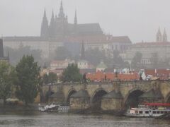 プラハ城が雨でかすんで見えます。前回行った2002年の７月、その１か月後にプラハ市内は大洪水に見舞われ、カレル橋は流され、地下鉄も冠水しました、