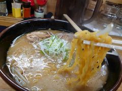 　チェックインした後はこちらの信玄ラーメンを訪れました！こってり塩の角煮＆チャーシュー麺です。角煮とチャーシューが不思議と脂っこくなく口でとろけます。おいしー( ^)o(^ )