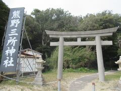 浜辺に沿って歩いていくと、神社がありました。