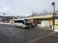 只見駅前に停まっていた、会津川口行きの代行バス。
ここから先に進む乗客は、私以外全員乗り込んだようです。
でも、これに乗っても、会津川口で接続する列車はありません。
結果的に、その次のバスに乗ってもその先は同じになります。