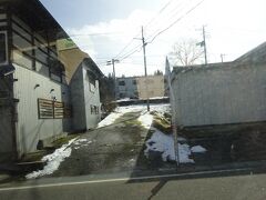 建物の隙間から、会津横田駅が見えた。