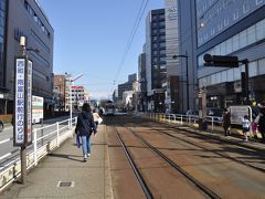 　電鉄富山駅・エスタ前電停、南富山行きのりばは少し東寄りです。